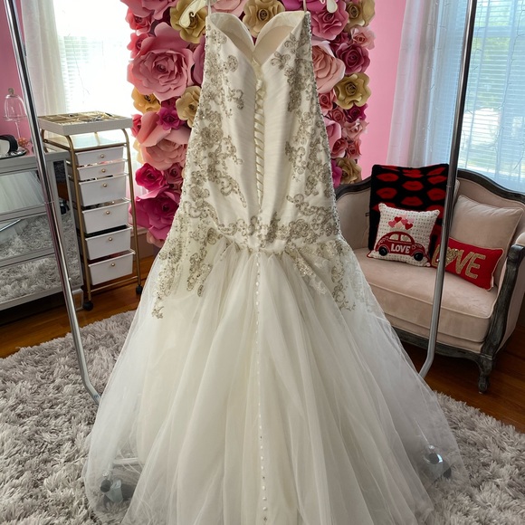 Allure Bridals 9300 wedding dress in ivory/silver - Picture 5 of 16